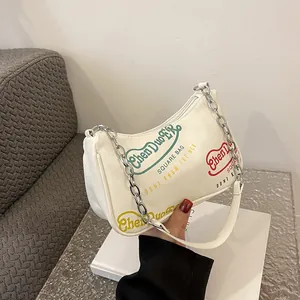 Borsa Sottobraccio da Donna in Pelle PU con Graffiti Catena in Metallo Argento Borsa a Mezzaluna Stile Streetwear