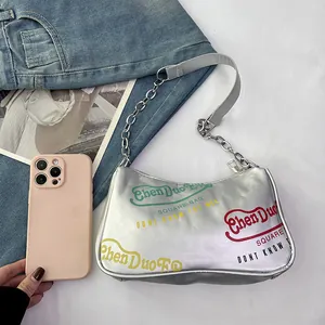 Borsa a mezzaluna argento con stampa graffiti colorata e tracolla a catena