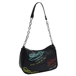 Borsa a spalla a mezzaluna nera con stampa graffiti colorata e tracolla a catena