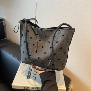 Grijze polka dot tweed shopper met zwarte lederen riemen en geborduurd logo