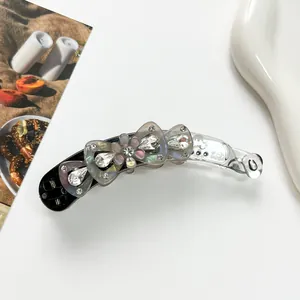 Vue détaillée de la pince banane fleurie avec strass brillants et pétales perlés