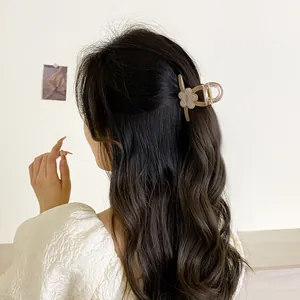 Pince à cheveux fleur crème de 7cm pour coiffures élégantes et demi-attaches féminines
