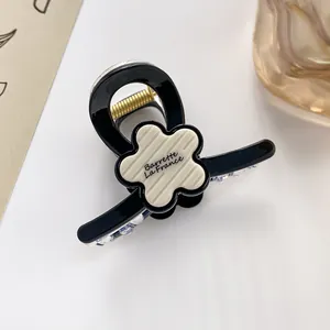 Détail de la pince à cheveux fleur avec texte Barrette La France et décor perlé