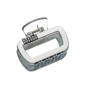 Pince à cheveux rectangulaire élégante avec finition crème et détails en strass sur blanc