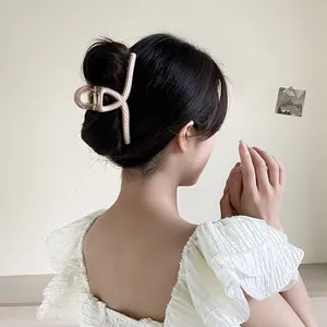 Matte rosa 13cm Haarklammer mit Streifentextur getragen bei eleganter Frisur