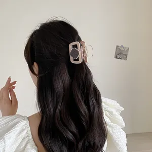 Pince à cheveux carrée moderne en résine beige sur cheveux longs ondulés pour fille
