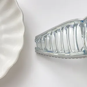 Detail der lichtdurchlässigen blauen Haarklammer mit glatten Zähnen aus Acryl-Material