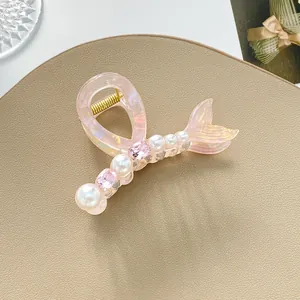 Dettaglio della molletta per capelli a coda di sirena rosa con perle e cristalli