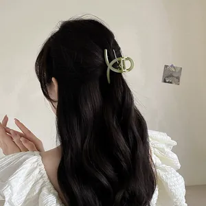 Eleganter bohnenpastengrüner Haarkrebs-Clip für langes welliges Haar Styling-Accessoire