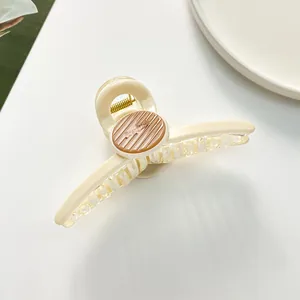 Detail von 11 cm cremefarbener Haarklammer mit braunem Akzent und Goldfeder