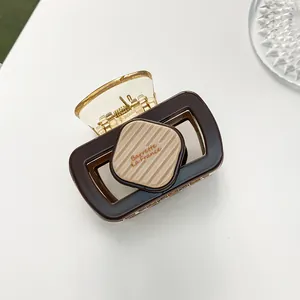 Détail de la pince à cheveux rétro française avec l'inscription Barrette La France