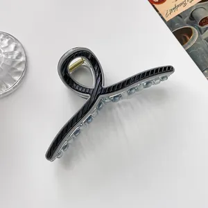 Detail der 13cm großen Haarklammer mit schwarzer Streifenoberfläche und klaren Zähnen