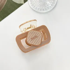 Détail de la pince à cheveux marron avec l'inscription gravée Barrette La France