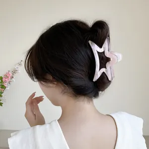 Pinza per capelli a stella in marmo perlato rosa indossata su uno chignon