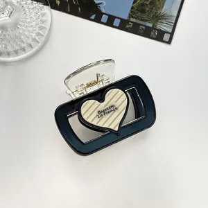 Detail van vierkante haarklem met hartpatroon en de tekst Barrette La France