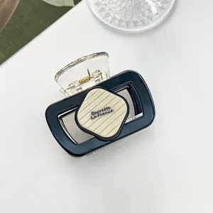 Détail de la pince à cheveux carrée avec texte Barrette La France et ressort doré