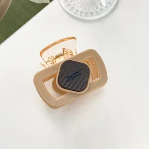 Détail de la pince à cheveux en acrylique ambre avec inscription Barrette La France