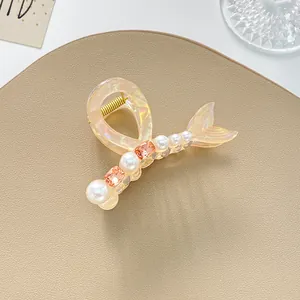 Dettaglio della clip per capelli a coda di sirena con perle e strass scintillanti