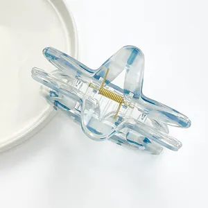 Dettaglio macro della grande pinza per capelli a stella marina con trama in marmo blu