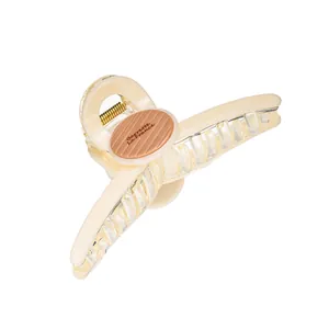 Französischer 11cm Haarclip in Creme mit rundem Logo-Detail und goldener Feder