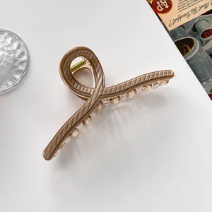 Detail der 13cm braun gestreiften Haarklammer mit Perlen und goldener Metallfeder