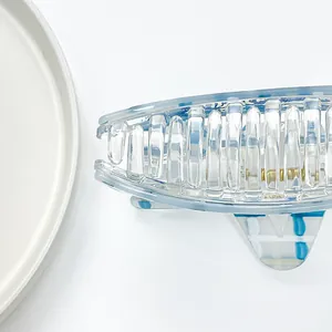 Pinza per capelli a stella marina con trama marmorizzata blu e bianca su sfondo bianco