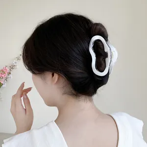 Elegante pinza de resina ondulada crema para el cabello para peinados de moño de mujer