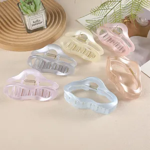 Lot de six pinces à cheveux ondulées avec fini nacré et design ajouré élégant
