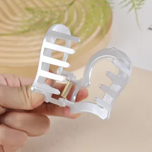 Pince à cheveux élégante en forme de cœur avec fini perlé et ressort métallique