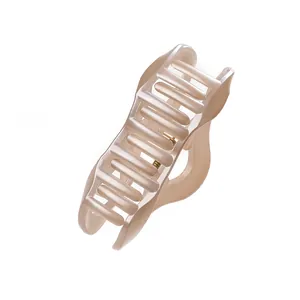 Détail de la pince à cheveux 11cm rose nacré avec ressort métallique et dents ondulées
