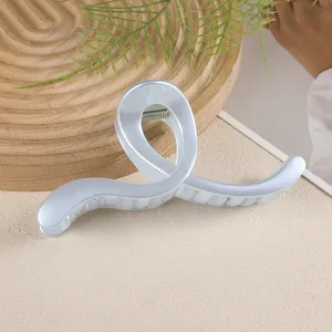 Macro d'une pince à cheveux géométrique argentée de 13 cm avec dents antidérapantes