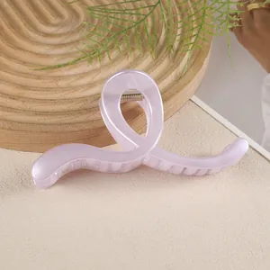 Détail macro d'une grande pince à cheveux géométrique lavande mate pour cheveux épais