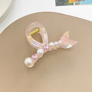Détail de la pince à cheveux queue de poisson avec perles et cristaux roses fins