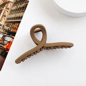 Vue détaillée de la pince à cheveux longue marron clair mat avec dents croisées