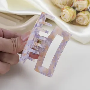 Primer plano de pinza rectangular para el pelo en acetato veteado púrpura con muelle