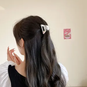 Haarklammer im Retro-Spielkonsolen-Design für elegante Frisuren an einem weiblichen Model