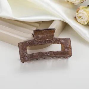 Detalle de la pinza de acetato de carey para el pelo con diseño cuadrado brillante