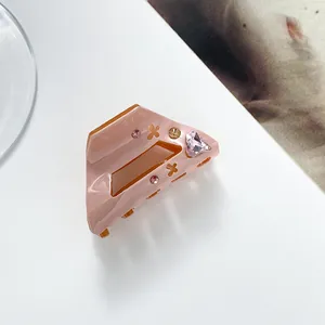 Detailaufnahme der rosa Acetat-Haarklammer mit Herzkristall und glitzernden Strasssteinen