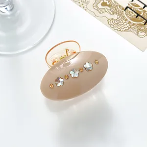 Detailansicht der beigen Harz-Haarklammer mit glitzernden Blumen-Kristallen und Strass