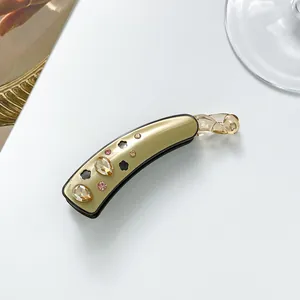 Détails de la pince banane en acétate avec gemmes en goutte et motifs floraux