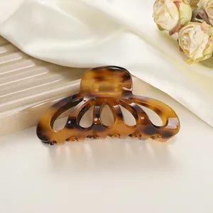 Macro di una grande clip per capelli in acetato tartarugato con design a ventaglio
