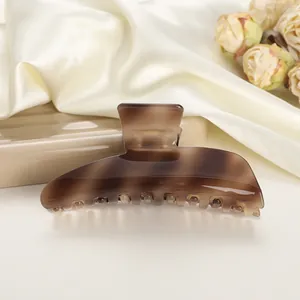 Detalle de una pinza de pelo carey de 10,5 cm sobre fondo de tela de seda blanca