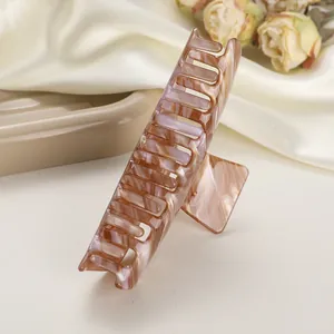 Detalle de pinza para el pelo de 10,5 cm en acetato con textura de mármol pulido