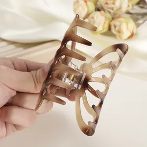 Macro di una grande clip per capelli a farfalla in acetato con sfumatura tartarugata