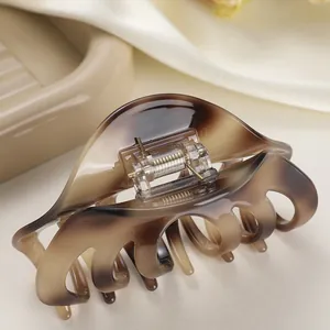 Elegante haarklem van acetaat met bruin marmerpatroon en een stevige metalen veer