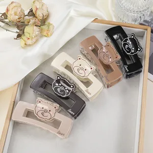 Cinq pinces à cheveux ours en acrylique coloré dans un plateau décoratif en bois