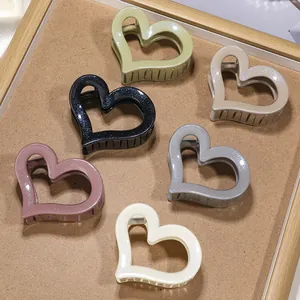 Vista dettagliata di mollette per capelli a cuore in sei colori con finitura glitterata