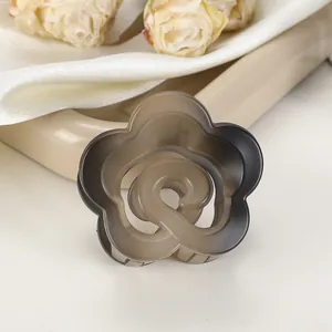 Pince à cheveux fleur élégante avec dégradé ambré et finition mate translucide