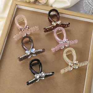 Detalle de pinzas de pelo con lazos de strass y elegantes adornos de cristal brillante