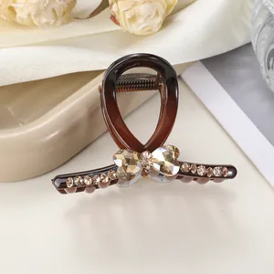 Vista detallada de pinza para el pelo ámbar con decoración de corazón en strass brillante